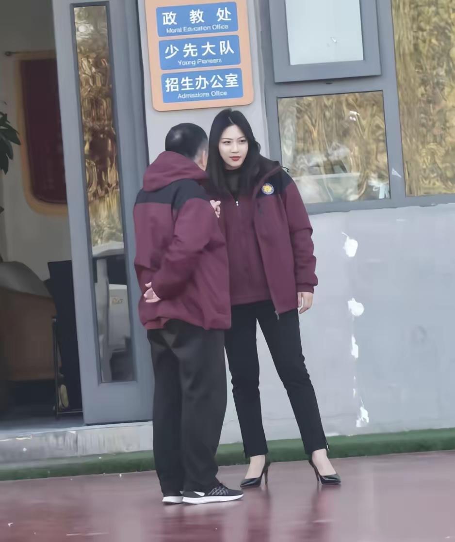 班主任的日常：
不是在挨批评，
就是在去挨批评的路上。
领导的话永远听不完，
学