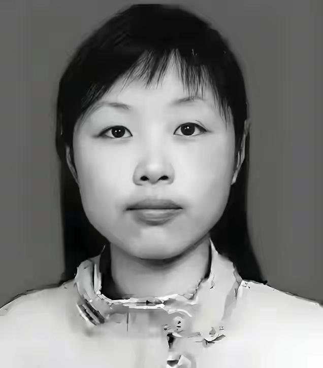 她被埋进废墟，身体断成三截，救援人员赶到时，发现她用身体死死护住一个东西，看清后
