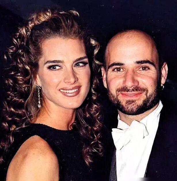 如果你觉得现在的娱乐圈乱，那是因为你没看过1997年的阿加西。他一边牵着全球梦中