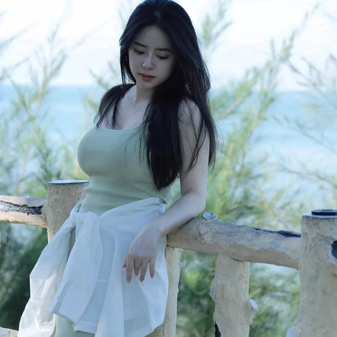 阳光下的静谧时光，温柔的海风轻抚发梢。秋日午后的温柔 早晨治愈的风 秋日清新照 