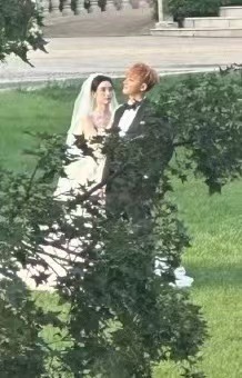 路人偶遇黄子韬徐艺洋拍婚纱照黄子韬徐艺洋婚纱照路透路人偶遇黄子韬徐艺洋拍婚纱照，