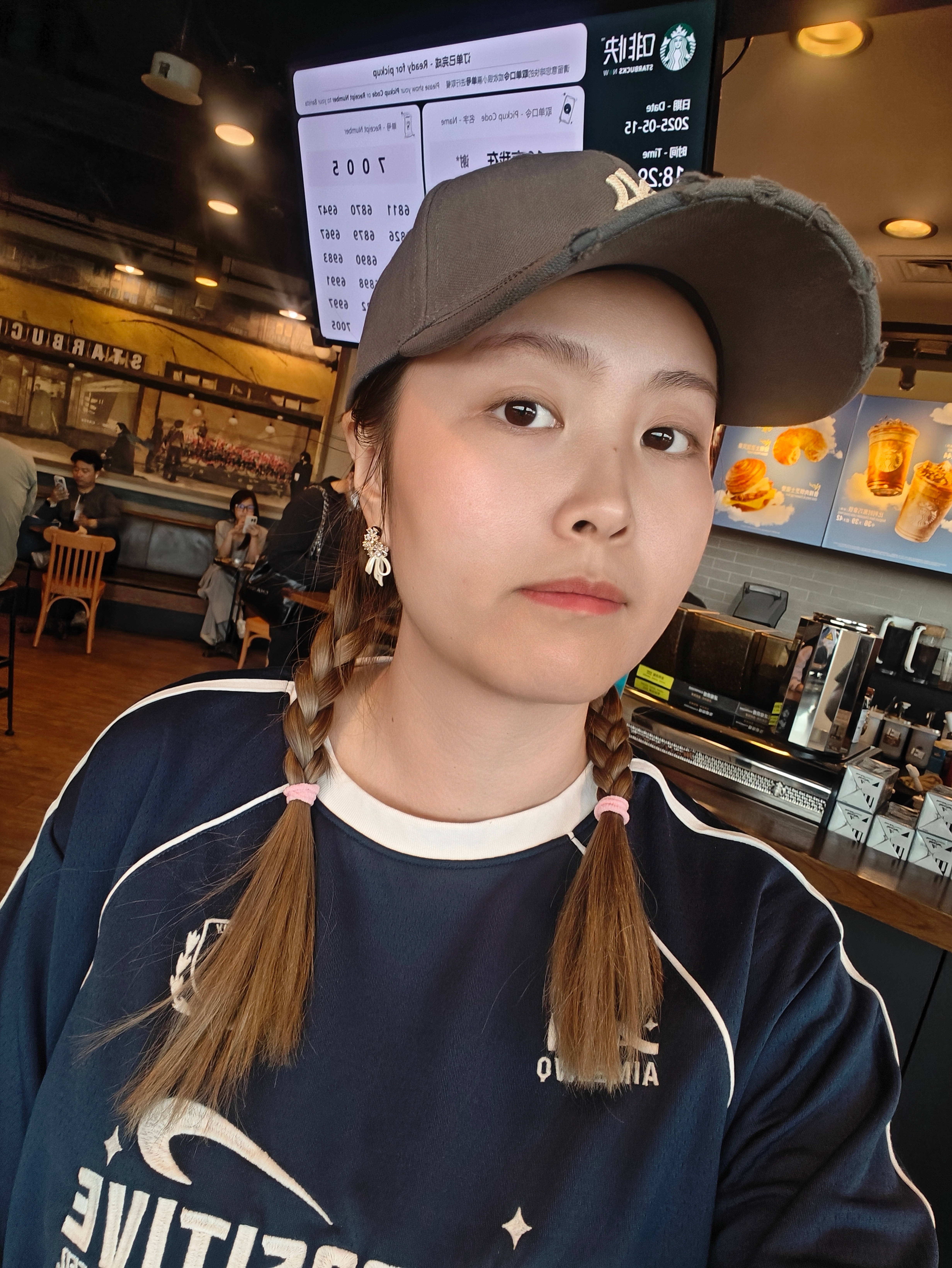 出个急差～中午收到任务下午收拾行李这会已经在飞机上啦今天飞上海✈️猜一猜这次什么
