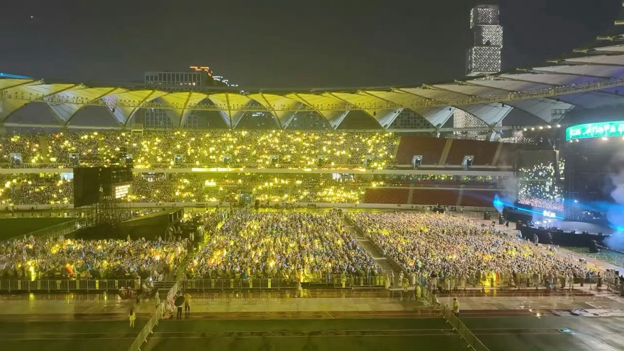 光点慢慢聚拢成温柔的轮廓🥹 