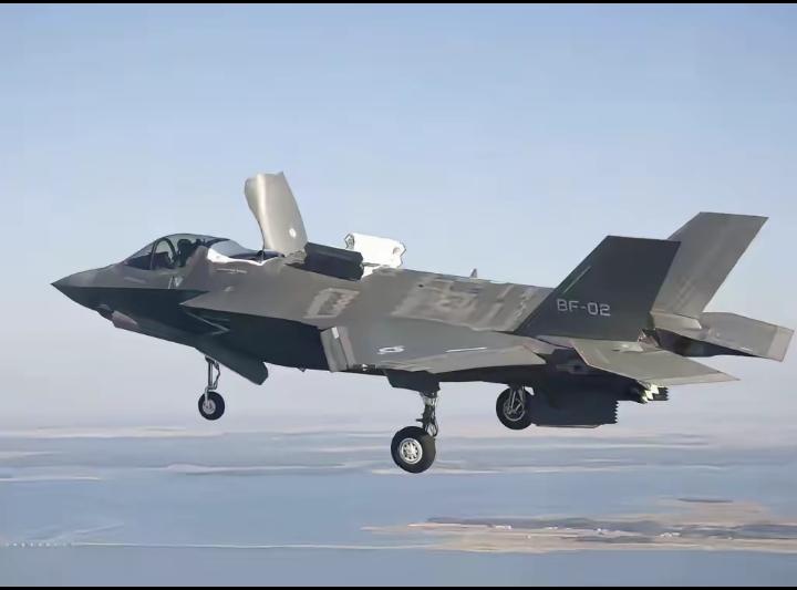 “30分钟直扑东北！美国派48架F-35兵临城下，解放军：敢动就全歼！
​​在伊