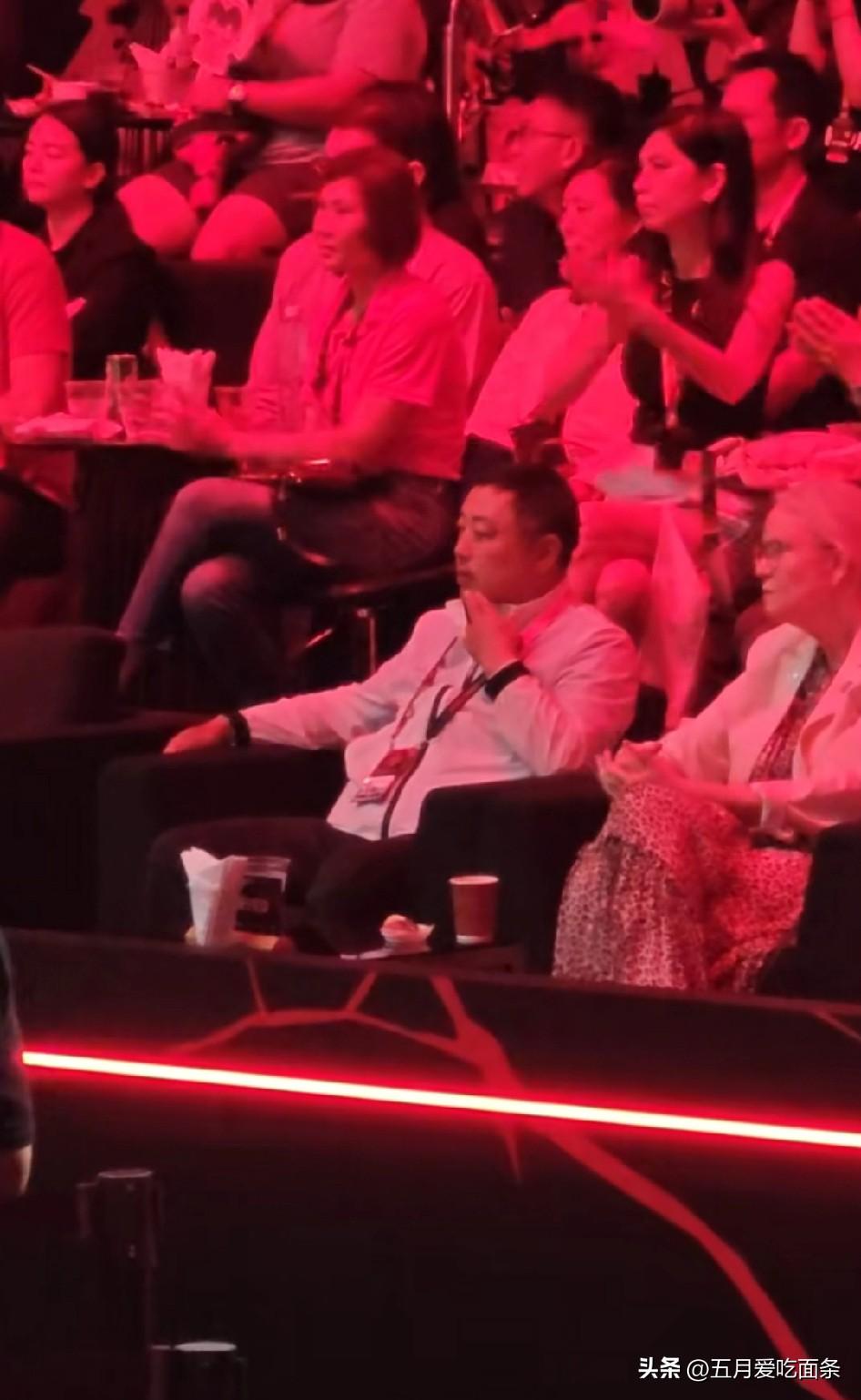国梁又来看WTT决赛了，据说这次是因为她女儿在新加坡参加比赛，他陪完女儿又到乒乓