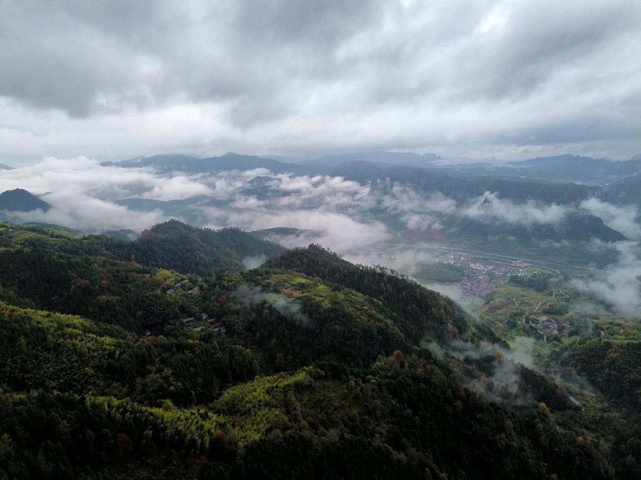 柯西山村的东面，朝向着神秘的十八都坑，地形奇特，河谷如织。清晨的第一缕阳光，温柔