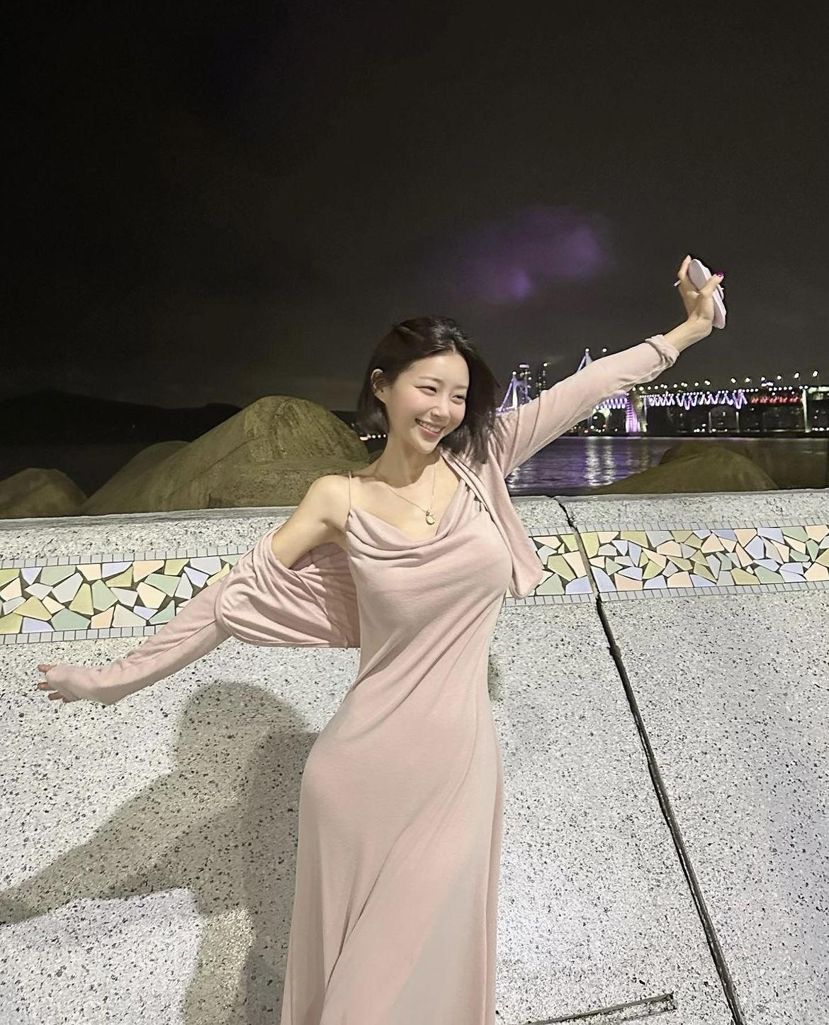 相信没有女人会拒绝这样一条荡领吊带裙吧！尤其是在刚刚开始的秋季，而且还是裸粉色这
