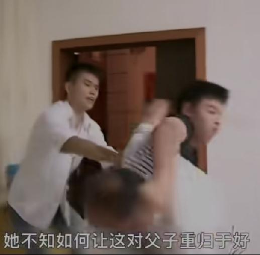 儿子小小年纪打得父亲满口鲜血，母亲下跪求饶，就因没买新手机。丢失信仰讲吃讲穿害人