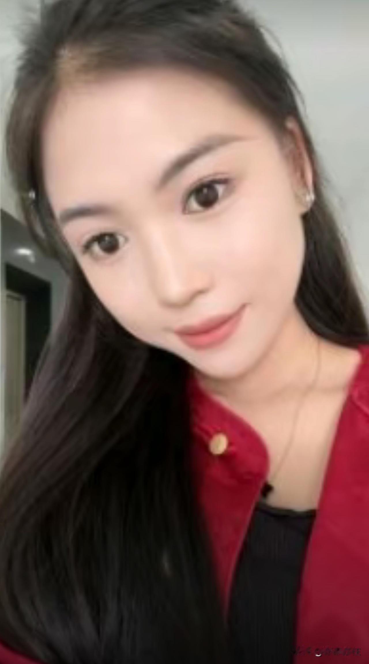 最近整理旧物时，翻出了小时候攒的糖纸，那些玻璃纸在昏黄的灯光下仍泛着彩色的光，仿