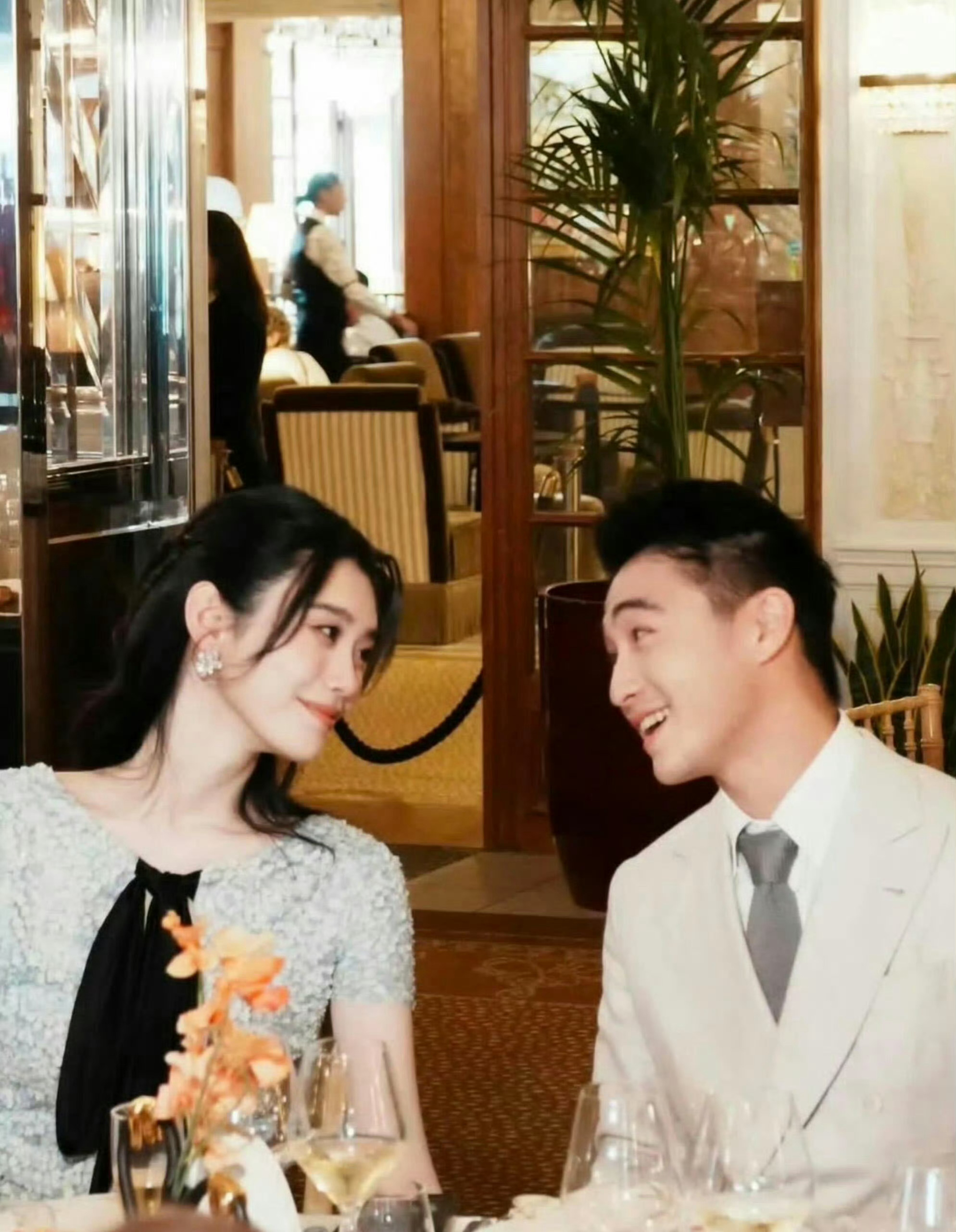 何猷君奚梦瑶举行婚礼终于等到何猷君奚梦瑶的婚礼！古堡晚宴、亲友见证，这场迟到的仪