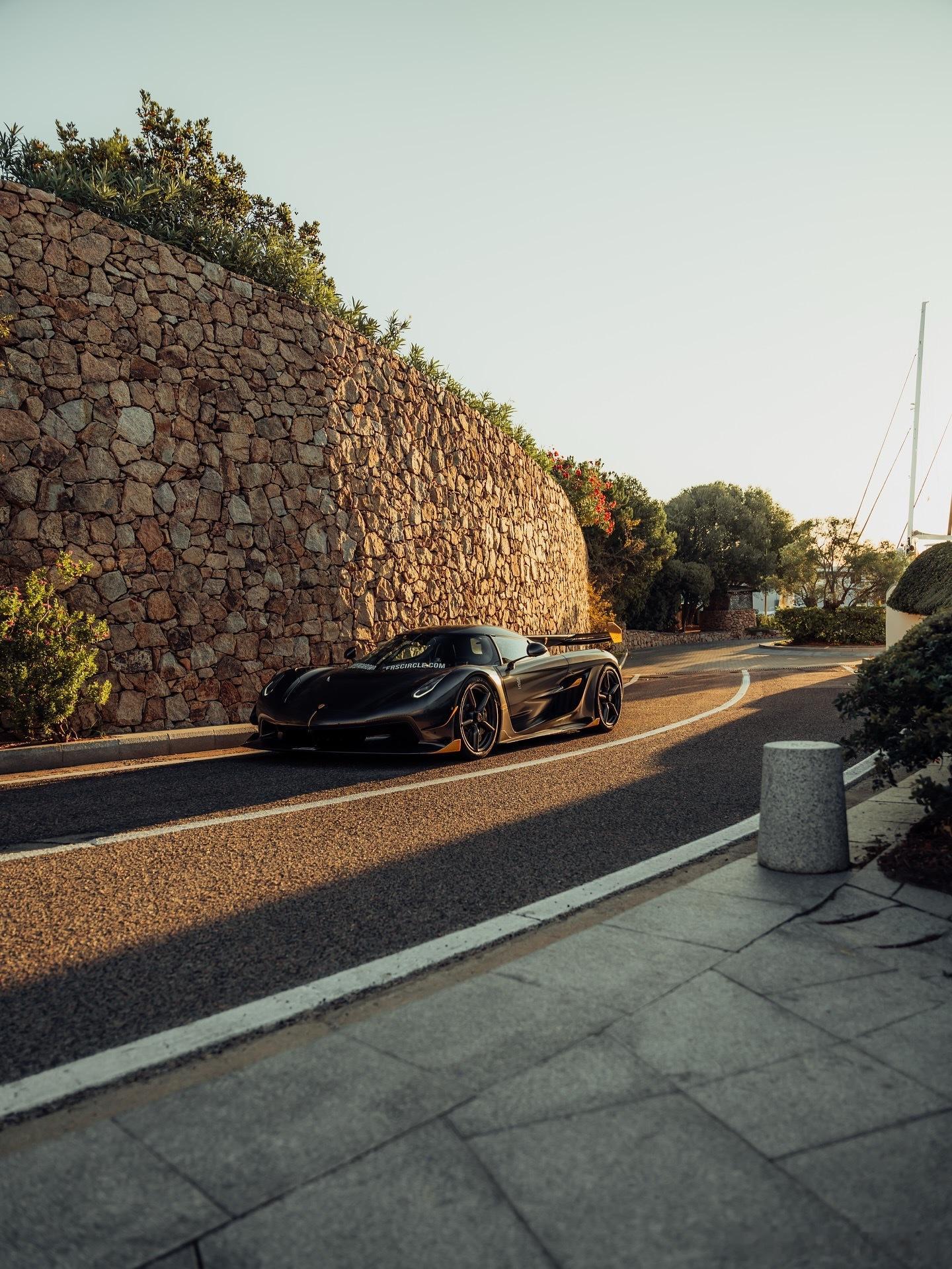 在Porto Cervo的日出时分，"Nür Revenge"映衬在宁静的早晨与