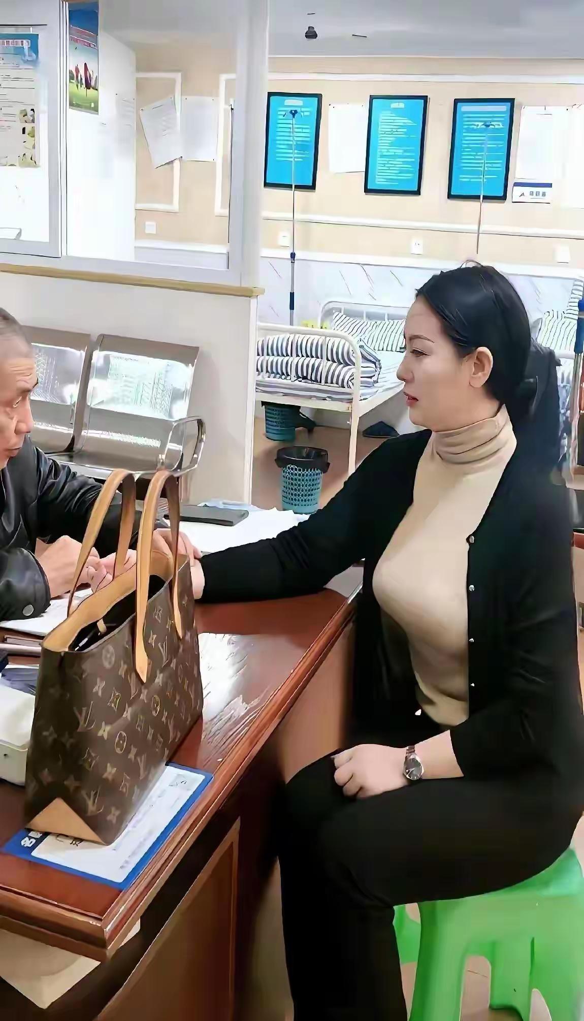 姥爷是一名老中医 ，今天找姥爷把把脉。