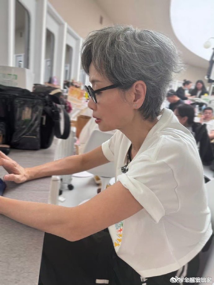 叶童三公第一 乘风2025第四次分组叶童三公喜提榜首超振奋，反复打磨动作闪耀舞台
