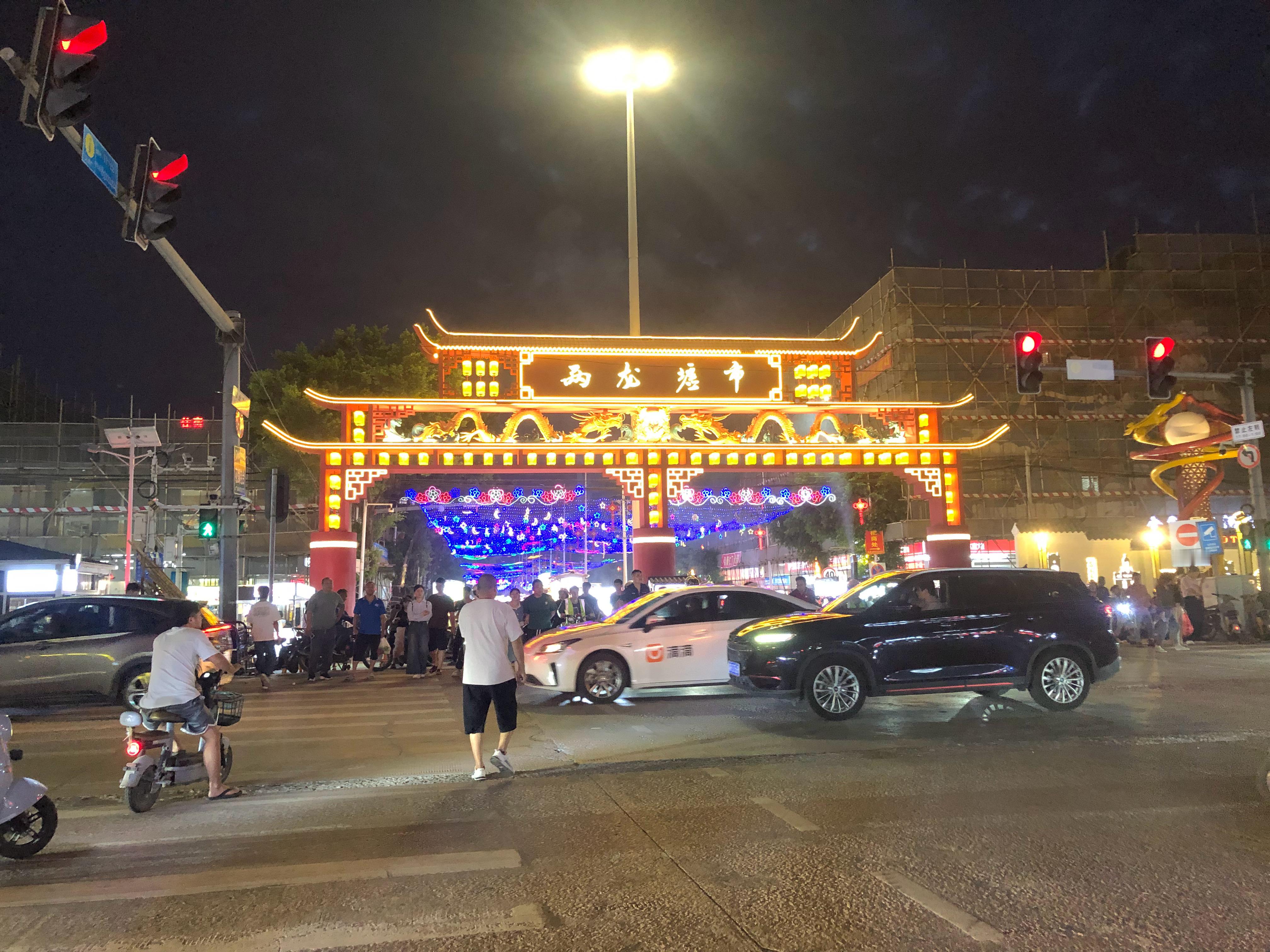 今天小丁的直播我没去看，因为今天是我哥生日，兄妹俩出去逛夜市，吃了烧烤喝饮料，聊