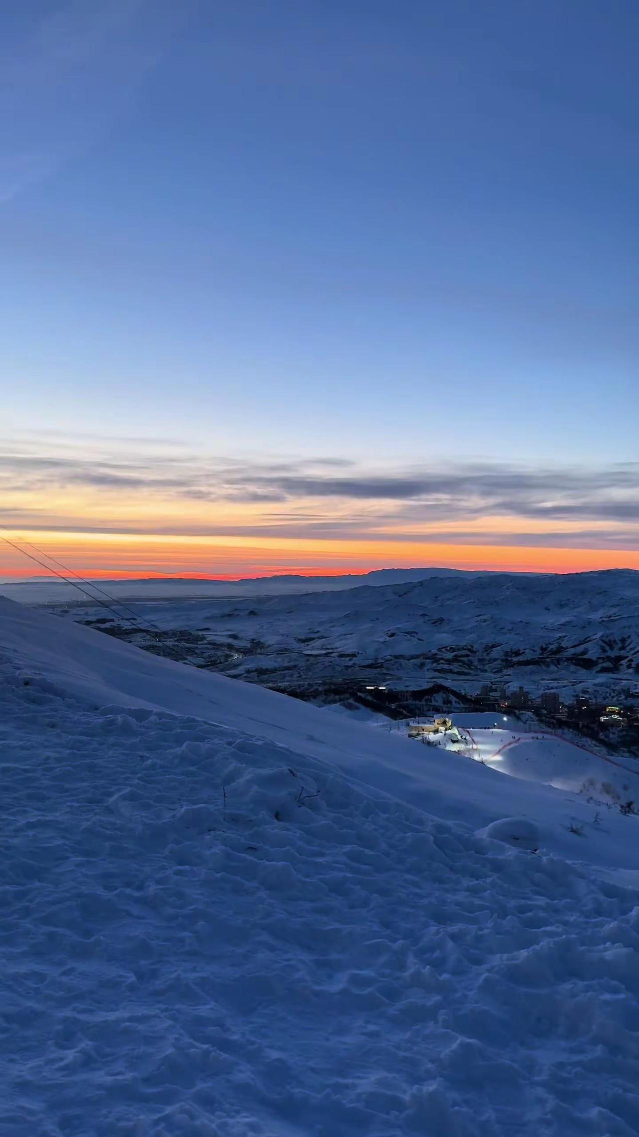 生活就是一条高级道。 “滑雪是一个反本能的运动，山越陡越要往下坠，越自卑越要给自