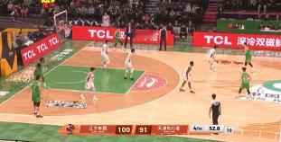 顶级后卫的挡拆阅读！赵继伟借莫兰德掩护，三分出球，手起刀落，一箭穿心！辽宁103