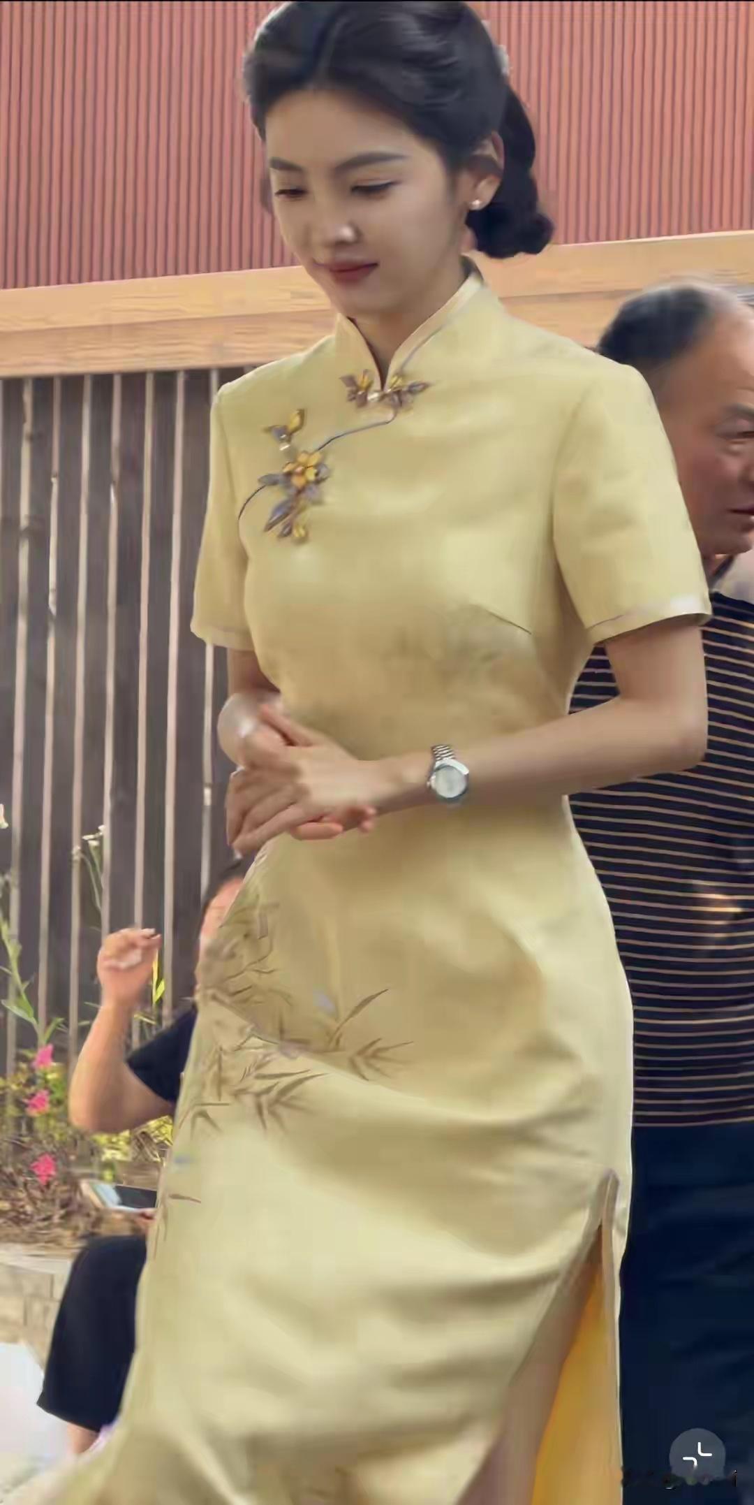 章若楠沈千盏浅黄色旗袍路透，完全留洋千金，身材凹凸有致超级好 