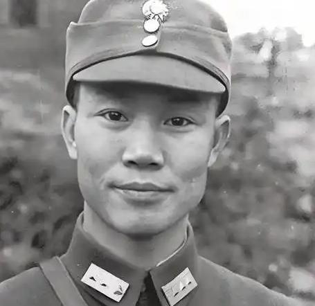 1925年，陈诚回家奔丧，7年不见的妻子，想与他同房，妻子刚到床上，就被他推开，