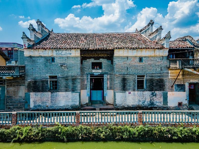 《大生意人》里古平原的人设很有看点。他本是寒门秀才，因母病危弃考，却被诬陷咆哮科