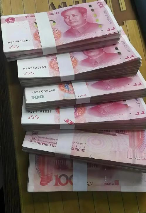 [送心]江西，一大爷到银行想取款6万元，可柜员却说大爷4年前只存六千，当时柜员失