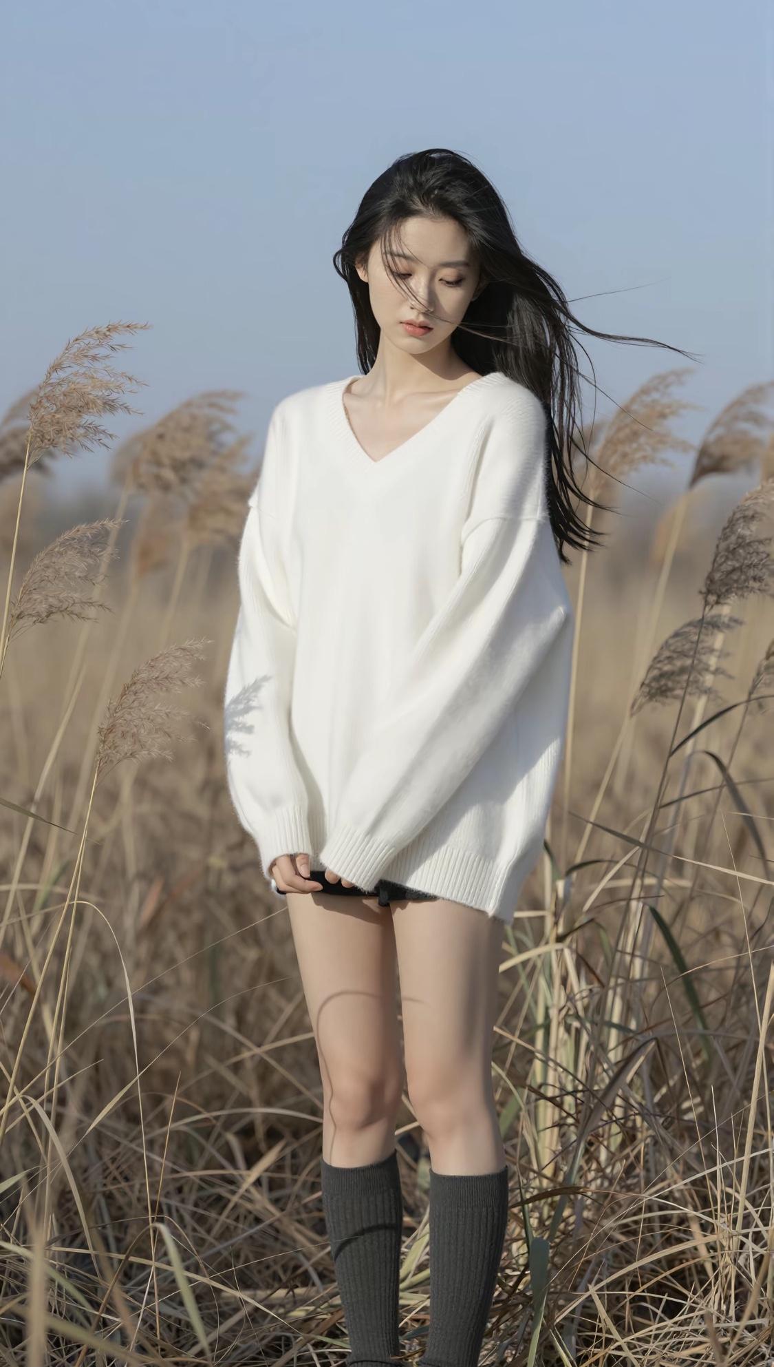 秋日野餐，温柔白毛衣与干草地的浪漫邂逅。