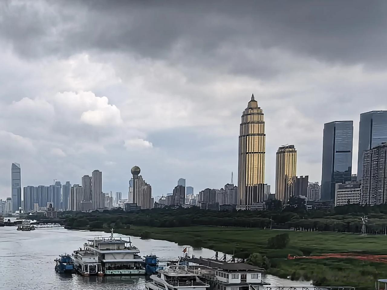 夏日生活打卡季山雨欲来风满楼，黑云压城城欲摧[捂脸][捂脸][捂脸]