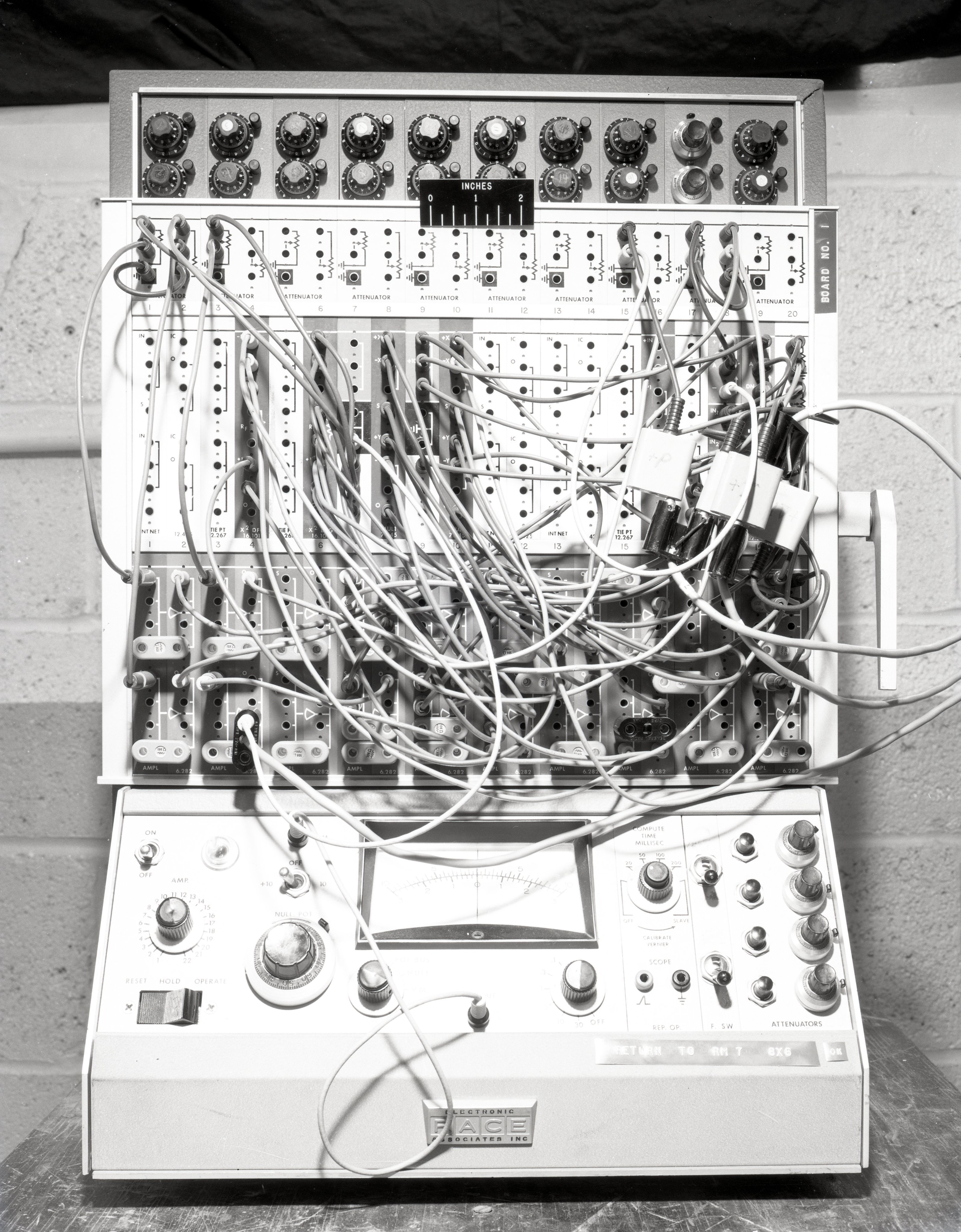 1966年，Electronic Associates推出的TR-10模拟计算机