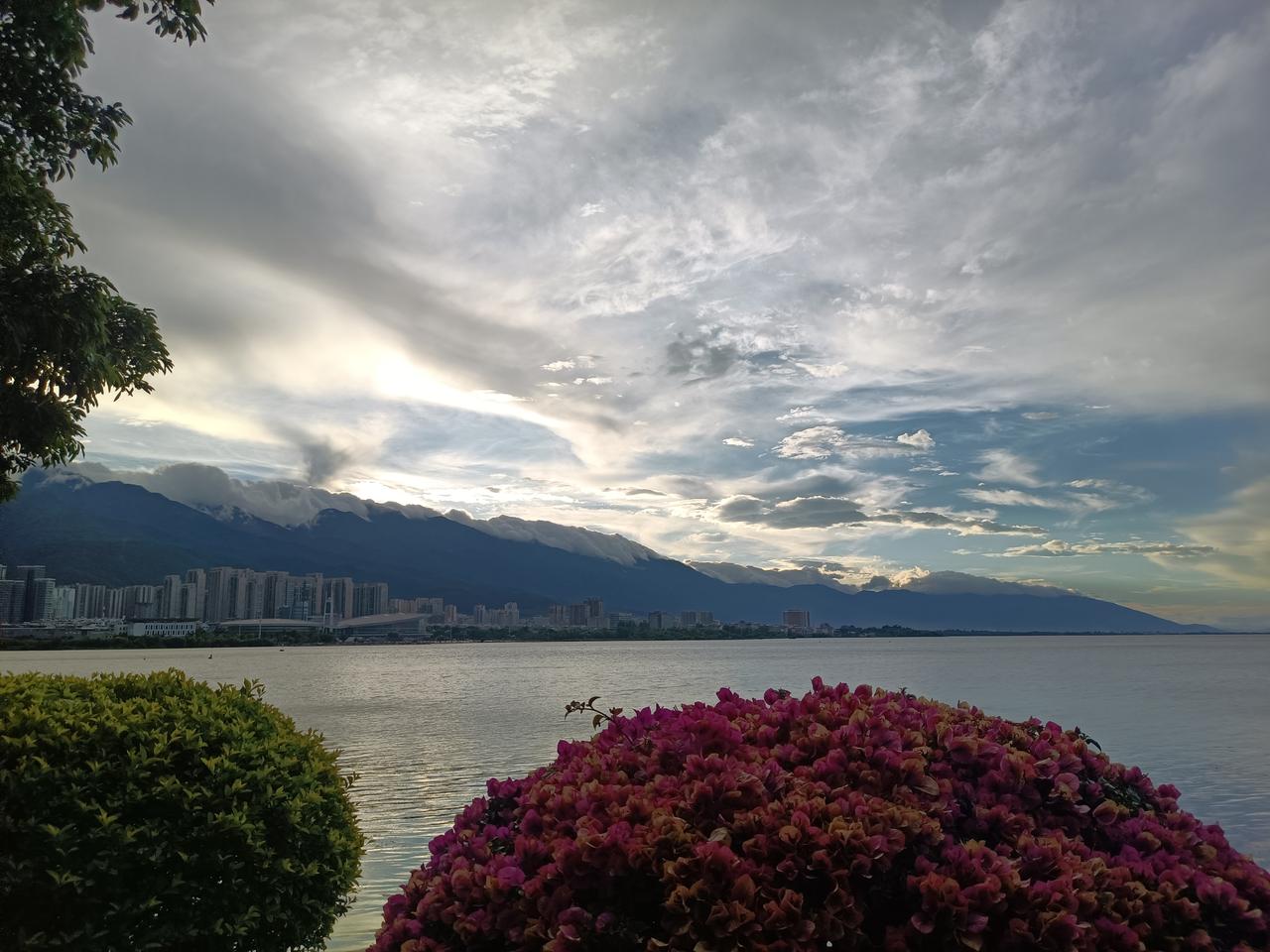 眼底苍山心底画
花间洱海世间诗
大自然最常见的颜色是什么?