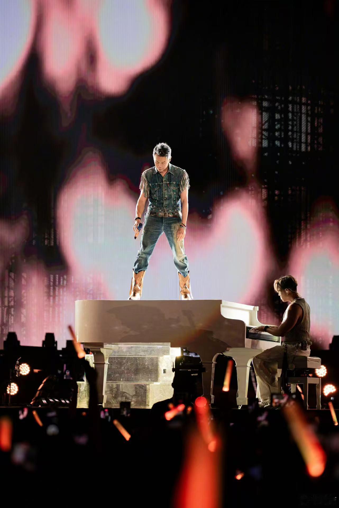 陶喆靠蒸喉咙保护嗓子 蒸喉咙这个办法感觉很温和有效。巡演期间这么坚持，难怪现场发