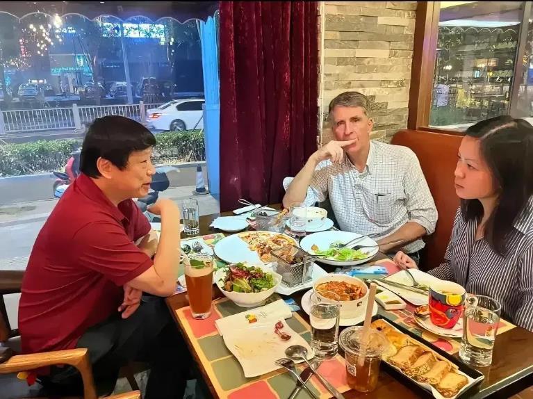 胡锡进曾与被驱逐出境的纽约时报》记者王月眉一起吃饭，说明胡锡进与这个长期抹黑中国
