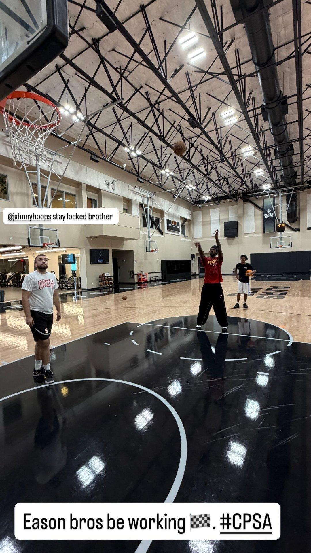 伊森兄弟俩在跟Johnny Hoops训练休斯顿火箭这位新锐训练师有点东西本职是