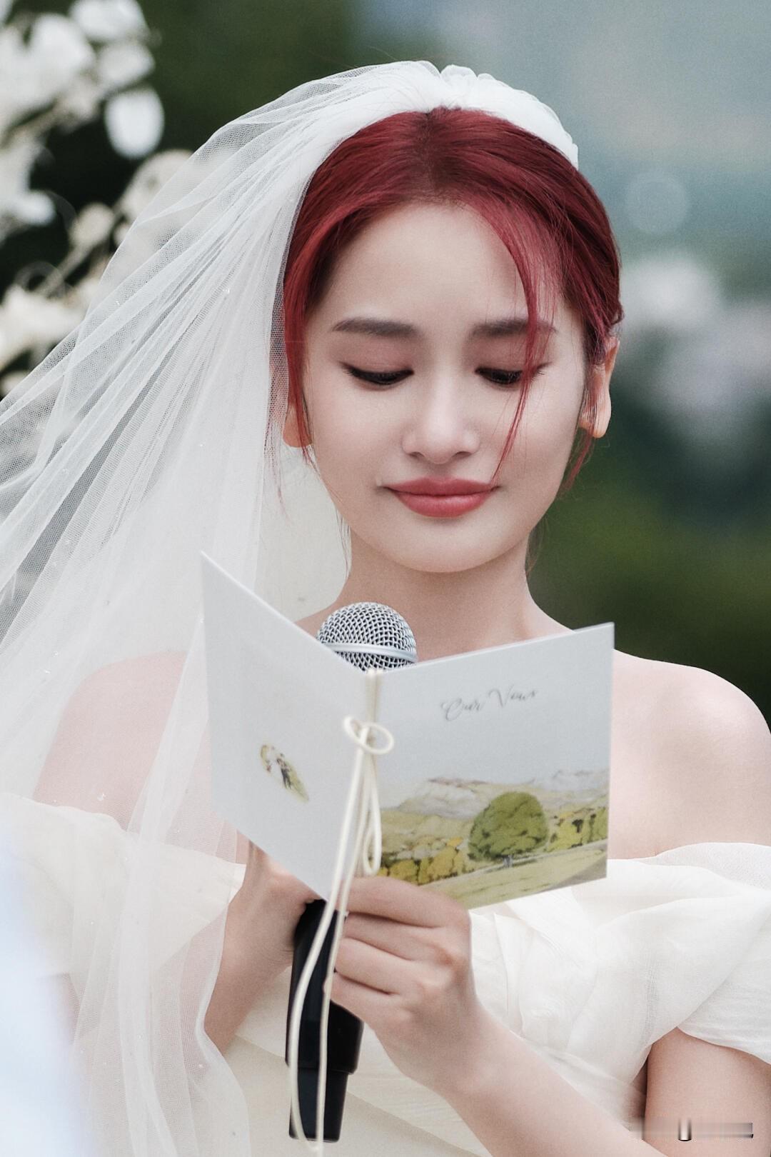 虎子和嘘嘘也太环保了吧？对戒很是特别！
结婚典礼上，两人互戴婚戒，而这对戒指很特