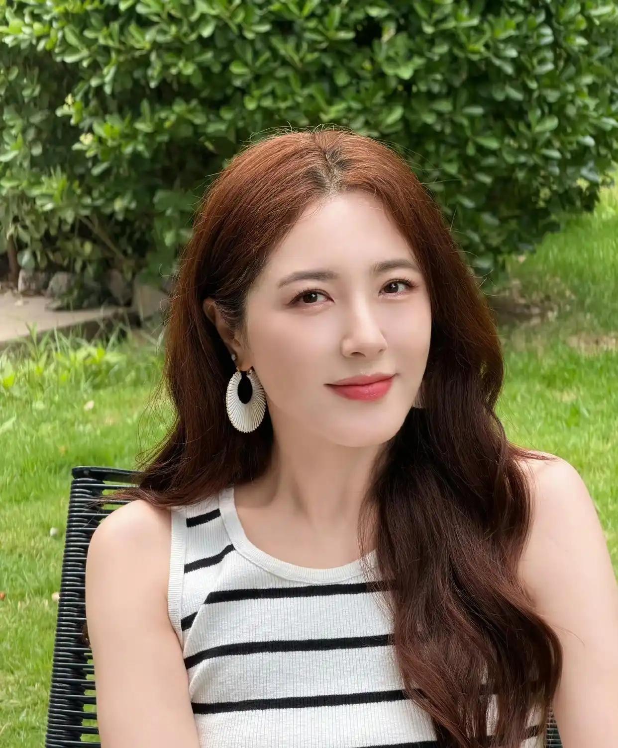 她是两百年难遇的美人，靠美貌“征服”无数男人，如今49岁了，孑然一身，孤孤单单，