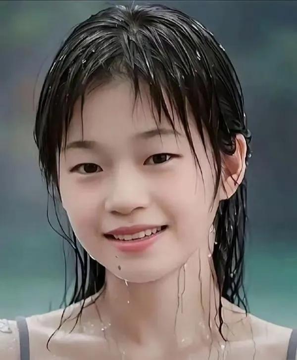 如果全红婵好好打扮一下，把头发养长，画上淡淡的妆，也是小美女一枚啊。当然人家不需
