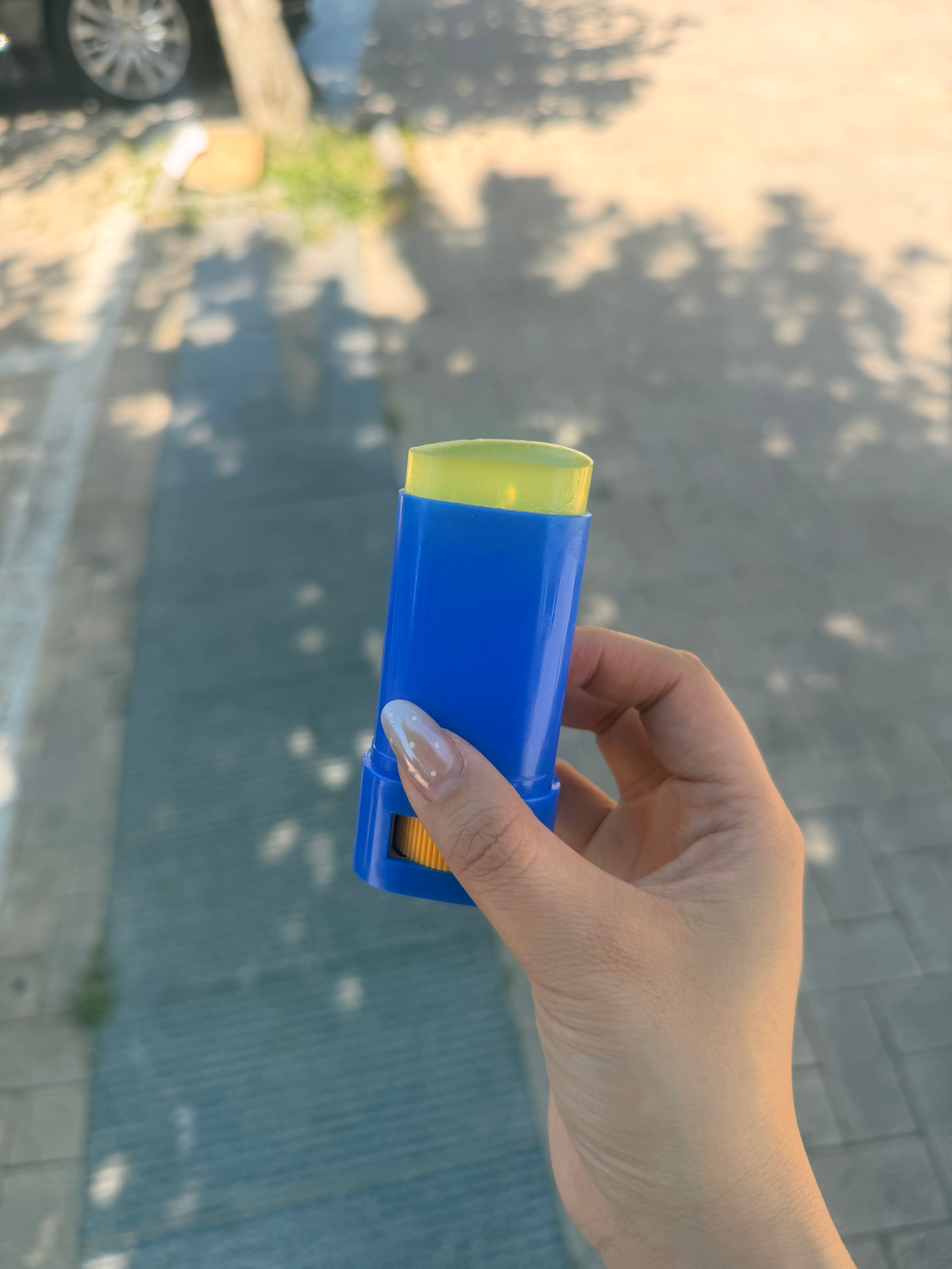 胖豆防晒爱用物-透明防晒棒！有一个非常好的“种草理由”，不会蹭到车座椅上。也不会