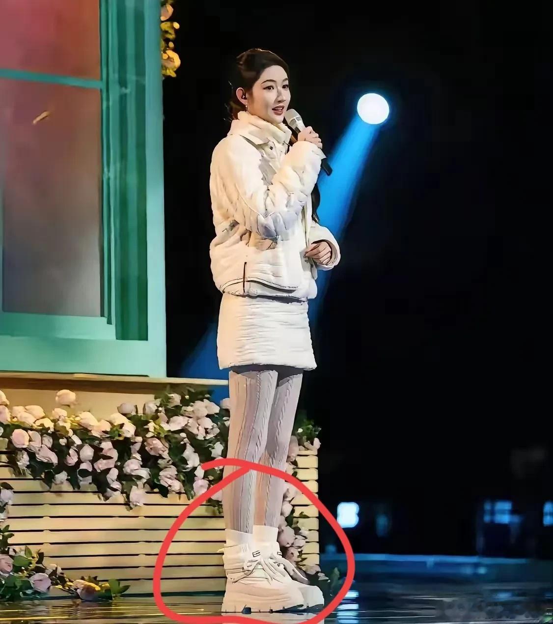 不知道大家在看央视跨年晚会时，有没有留意到一个有趣的细节。王玉雯在晚会上穿的鞋子