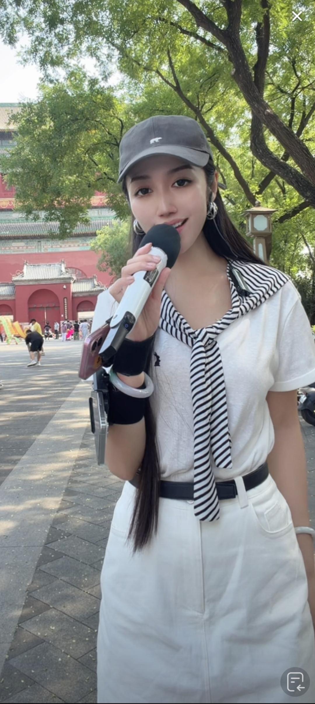 这个小姐姐在户外直播呢。