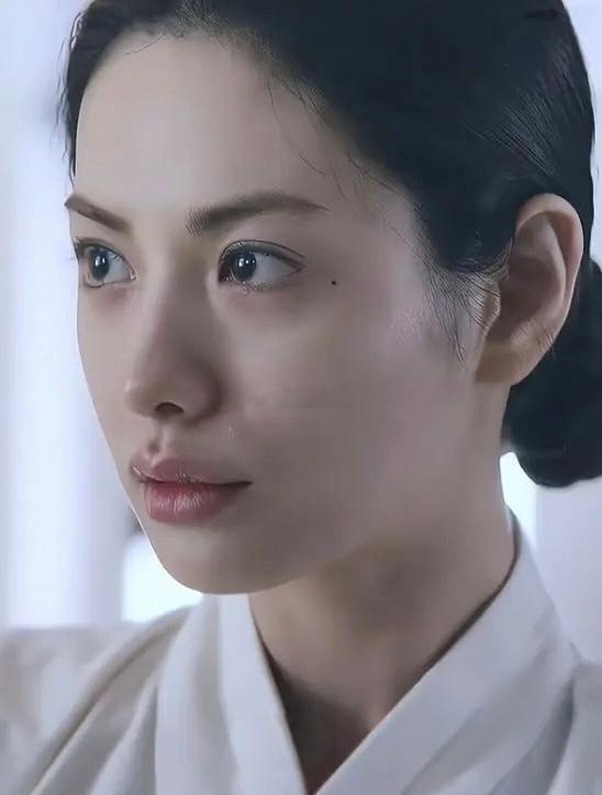 林珍娜换医生了吧，为什么要去丰唇，现在的嘴巴真的很像小黄鸭的嘴巴，再看看侧脸就更