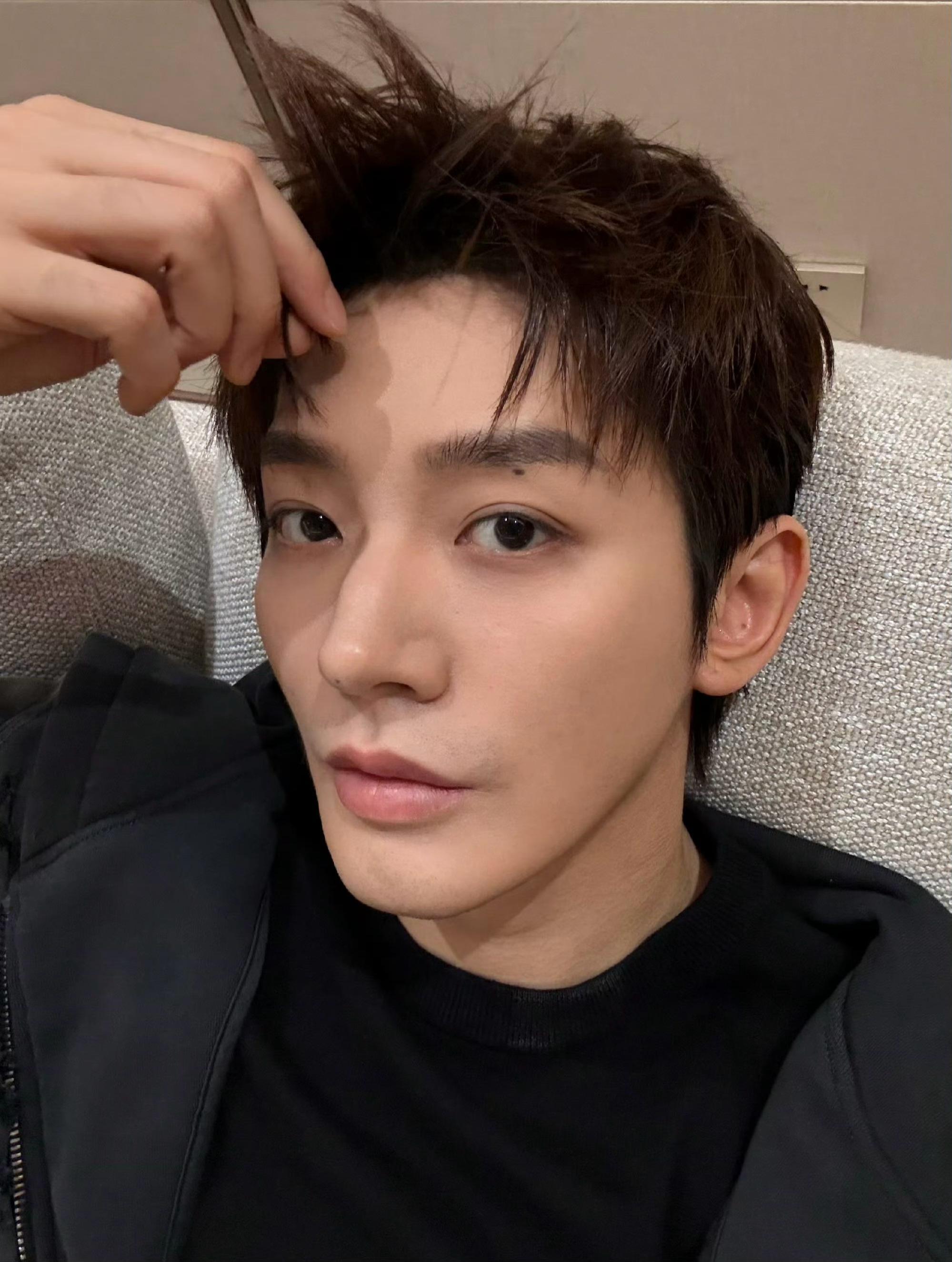 邓为最新状态怎么样？邓为怼脸自拍