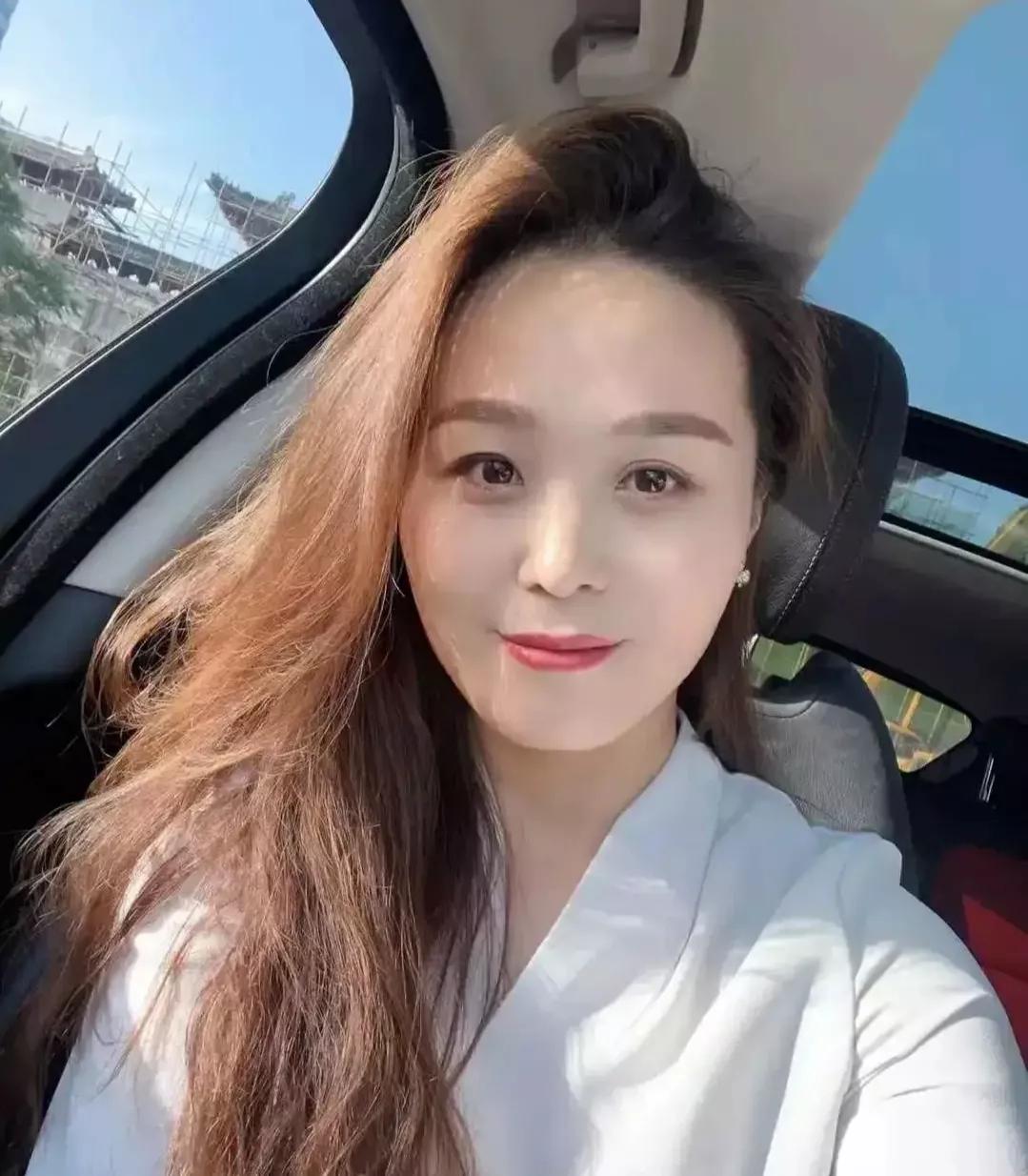 女儿上高二，学习成绩中上等，每天学习生活都不用我操心，都能按时完成学习计划，生活