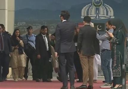 美国300人，伊朗71人，这是双方的谈判团队。有意思的是双方谈判的主将都不是外交