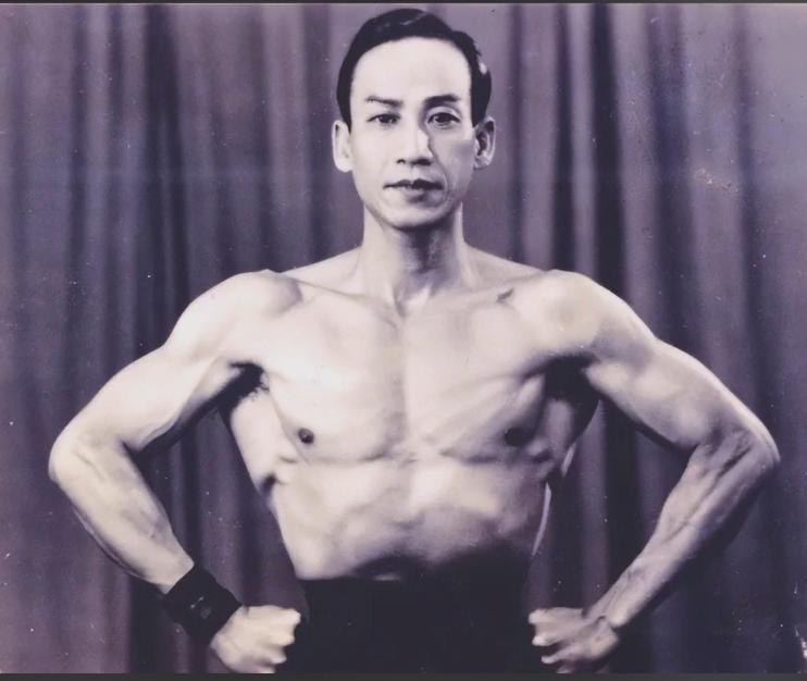 关德兴演了77次黄飞鸿，死后被百姓塑金身入庙供奉？他才是真正的侠之大者。

在香