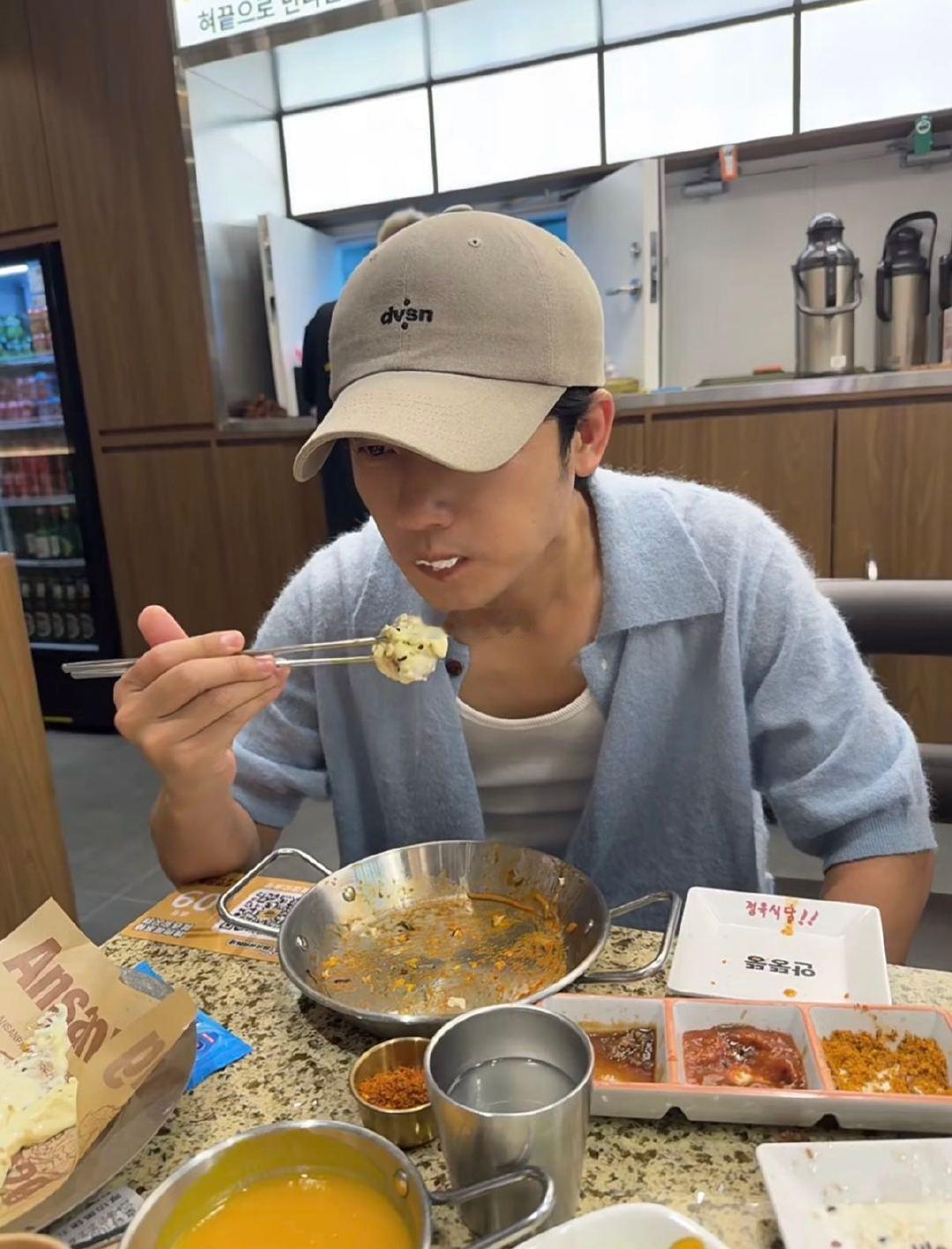 蒋敦豪在十个勤天不是吃饭是吞饭从舞台歌手到田间农人，蒋敦豪褪去光鲜外表，干饭时毫
