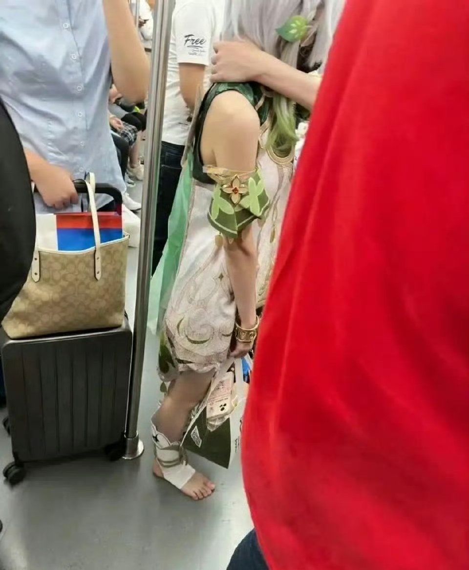 地铁上碰到的，这是cos的草神吗？ ​​​