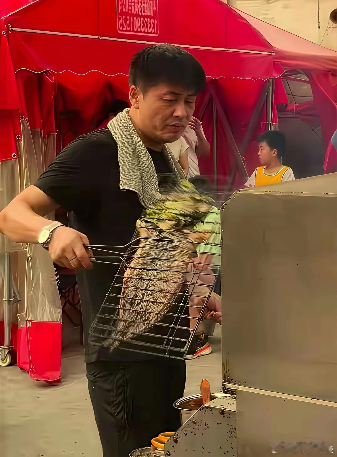 这哥们和张雪峰太像了。好像声音都有点像。但他人间清醒，不消费张雪峰，烤好自己的串