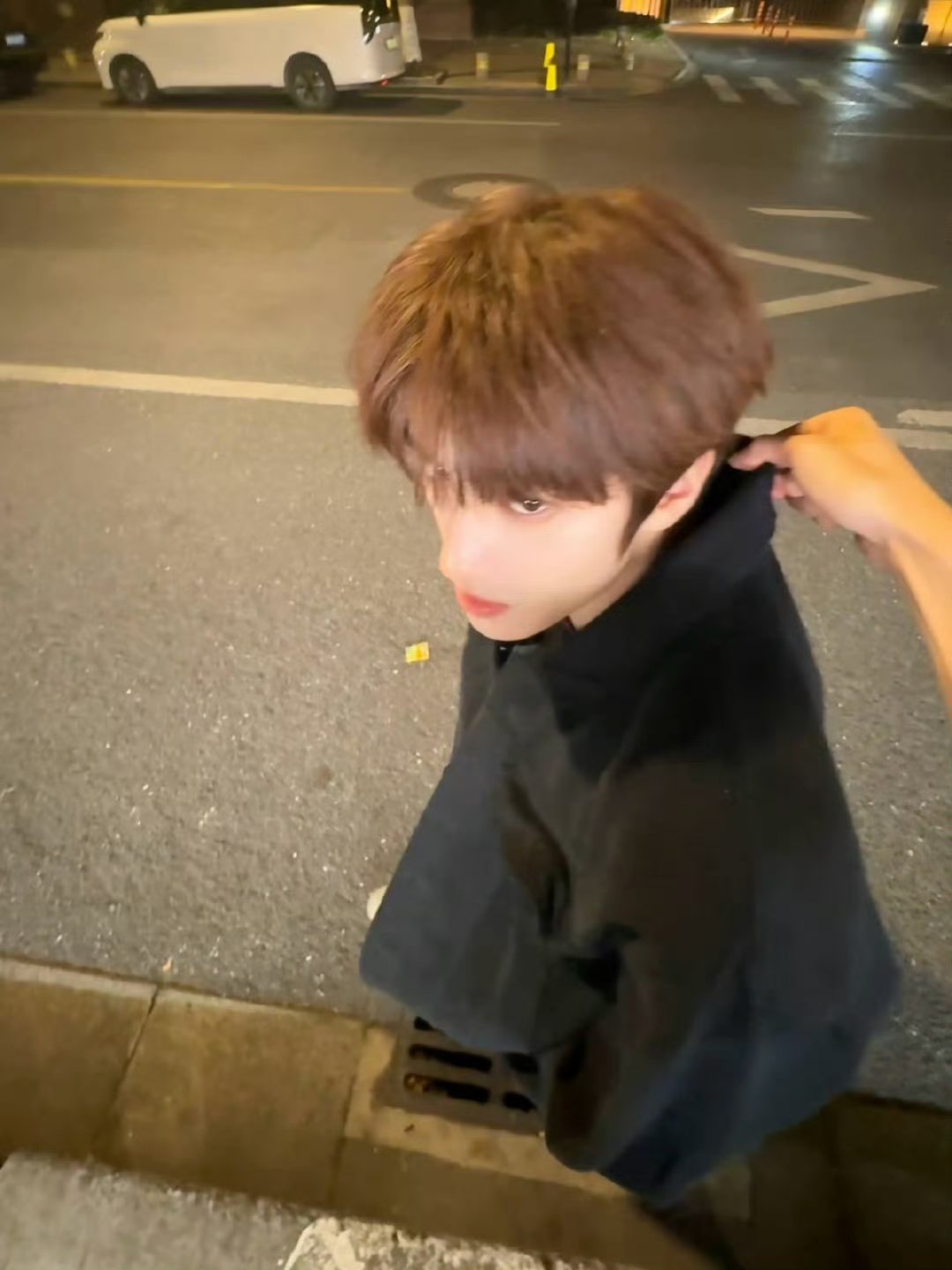 张康乐有个拎帽子的视频是不是很火 张康乐没帽硬拎 这个张康乐没帽硬拎，搞笑的很 