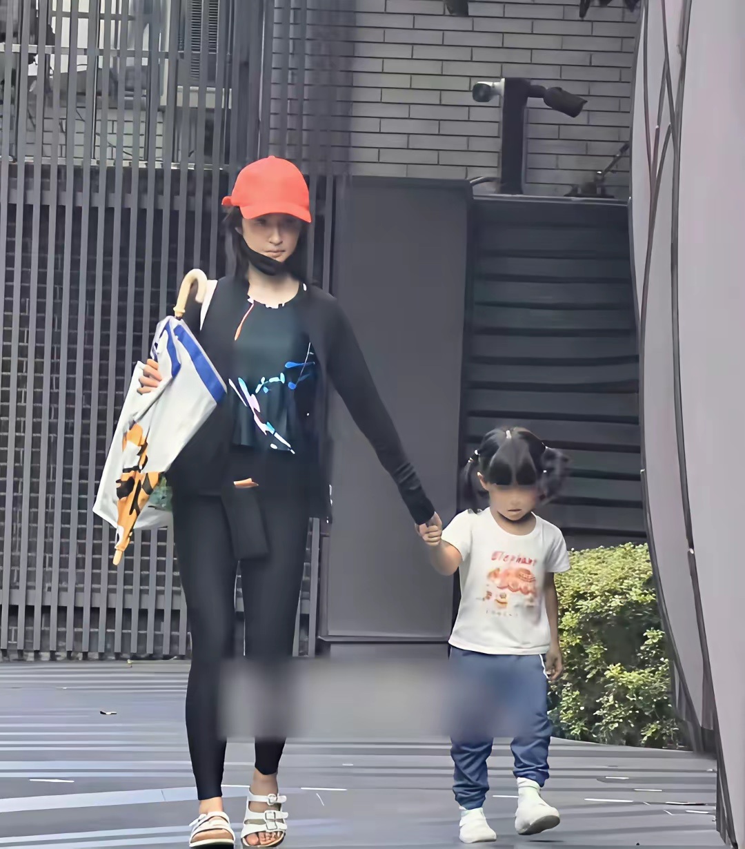 林依晨女儿已经5岁了，又生了一个儿子，儿子也有1岁大了，儿女双全，生了二胎她的状