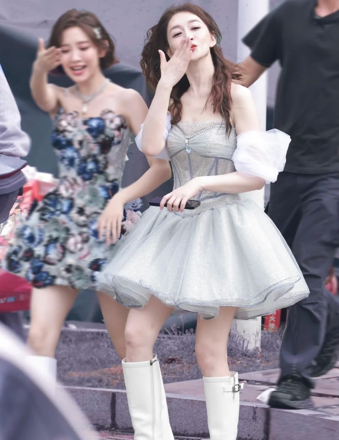 李小冉 北舞已经是上个世纪的事了 冉姐北舞的身段底子真不是盖的，这么多年气质依旧