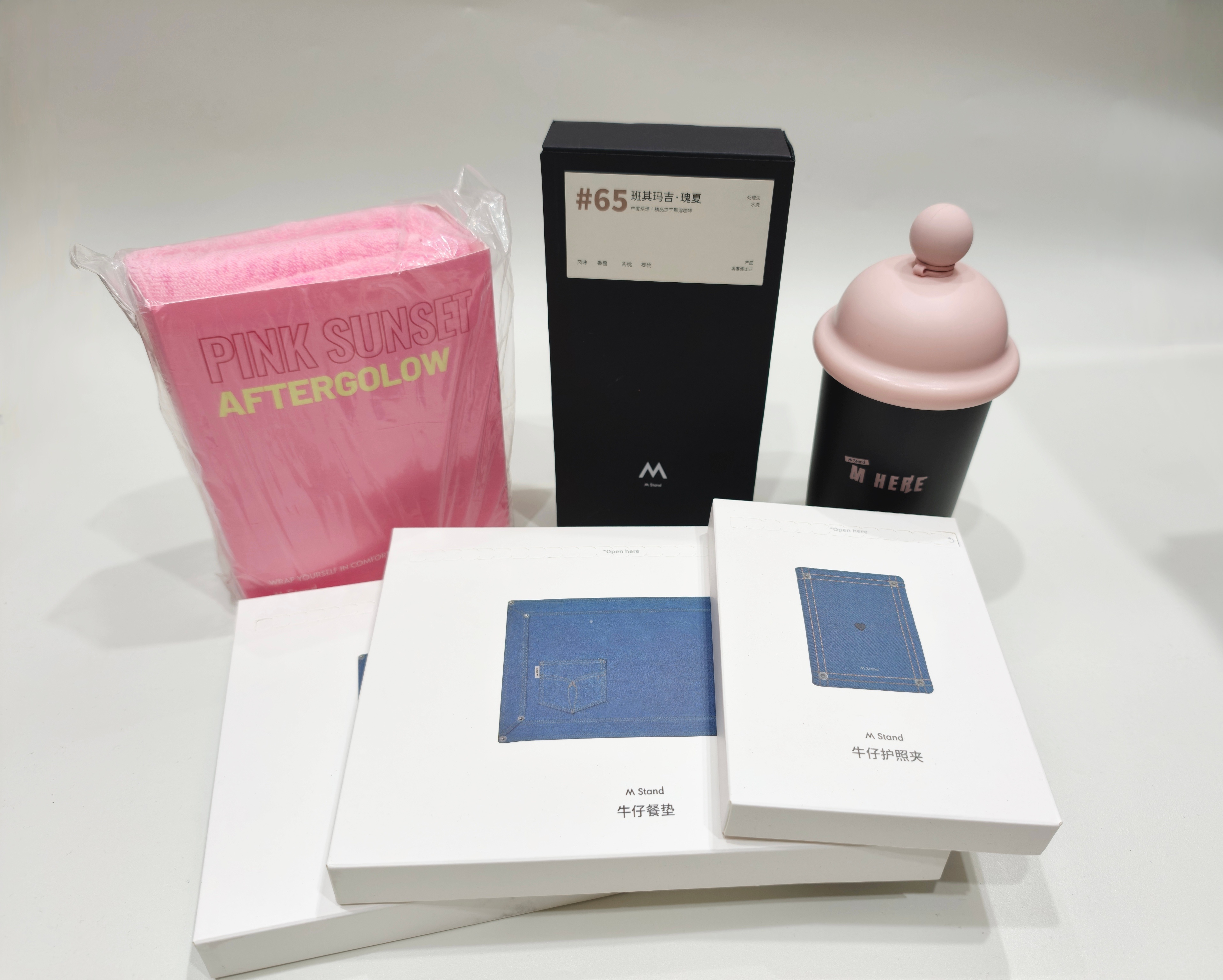 M stand 毛巾+保温杯+咖啡+牛仔餐垫+牛仔护照夹关注评论就行！送给大家！