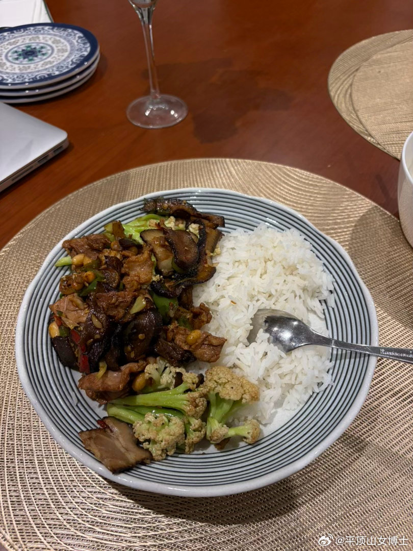 三周没吃中餐了，回家爸妈给我准备了湘饭…好美味好幸福的食物[泪][泪] ​​​